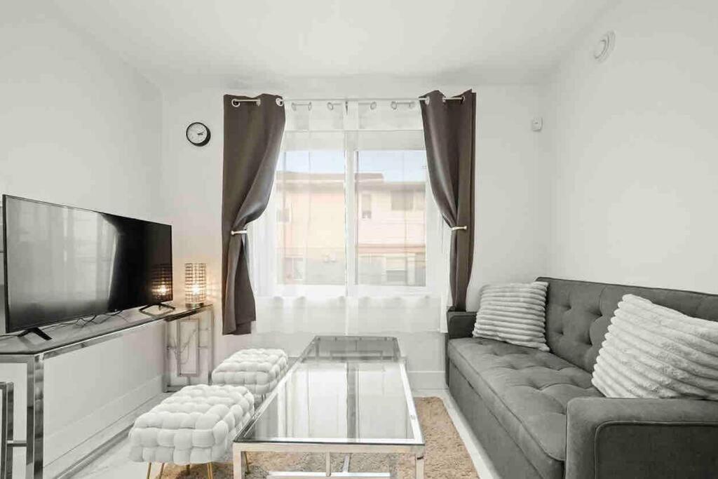 Entire New Cozy And Modern 2-Storey House Ванкувър Екстериор снимка
